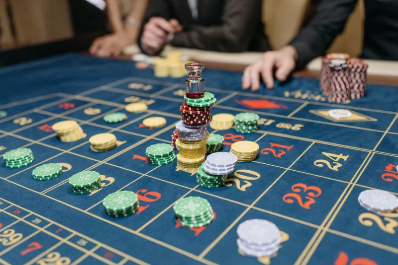 Why Hitting a Hot Streak at the Tables Feels Like Nothing — But Nailing a Spread Feels Like Everything